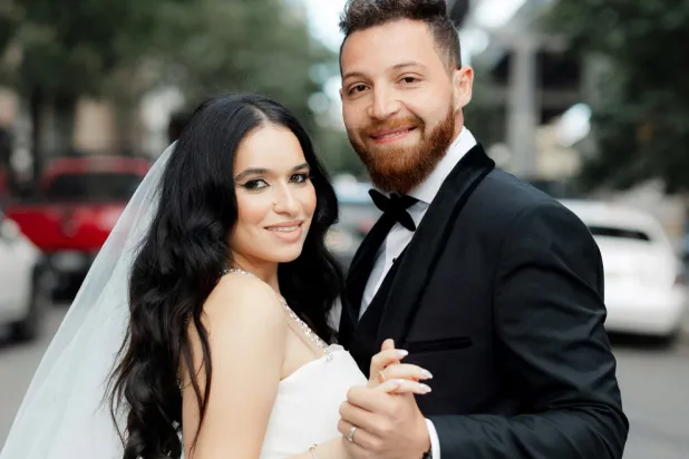 حجازي وزوجته خلال الزفاف (صفحته على «فيسبوك»)