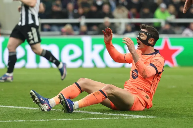 النجم البولندي روبرت ليفاندوفسكي مهاجم برشلونة (رويترز)