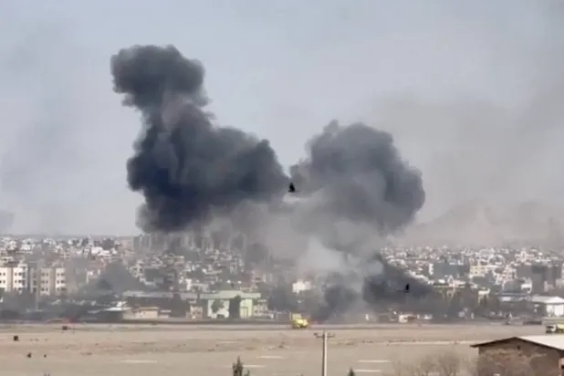 الدخان يتصاعد عقب غارة على مدينة أصفهان (رويترز)