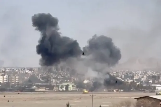 İsfahan kentine düzenlenen hava saldırısının ardından yükselen duman (Reuters)