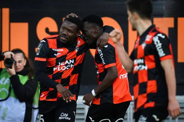 لاعبو لوريان يحتفلون بهدف الفوز (أ.ف.ب)