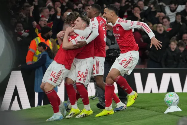 لاعبو آرسنال يحتفلون بالهدف الأول (أ.ب)