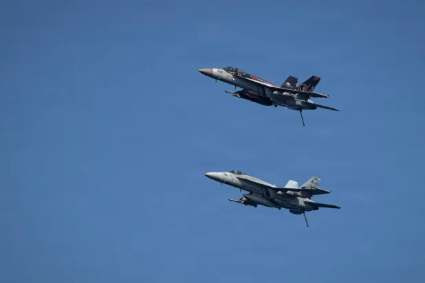 مقاتلات أميركية تحلّق فوق حاملة الطائرات «يو إس إس أبراهام لينكولن» المشتركة في الضربات على إيران (أ.ف.ب)