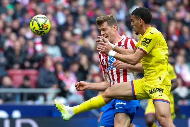 عبقار يلتحم مع سورلوث في إحدى الكرات (أ.ف.ب)