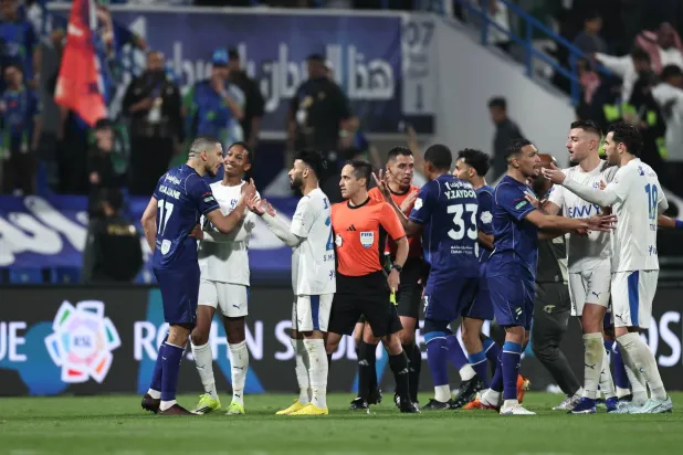 جدل ونقاش كبير صاحب نهاية مباراة الفتح والهلال (تصوير: سعد العنزي) 