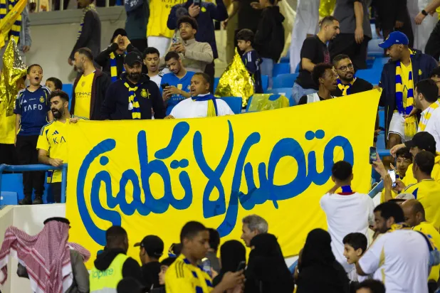 جماهير نصراوية تساند فريقها خلال مباراة الخليج (تصوير: عيسى الدبيسي)