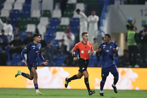 الهلال قال في بيانه إن يستغرب استمرار اختيار طواقم التحكيم المتواضعة (تصوير: سعد العنزي) 