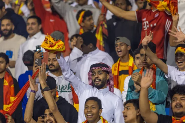 جماهير القادسية تحتفل عقب الريمونتادا التاريخية (تصوير: عيسى الدبيسي)