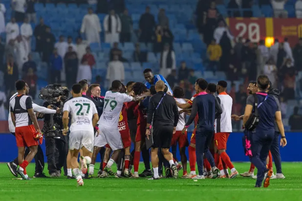 أحداث مؤسفة شهدتها نهاية المباراة بين الأهلي والقادسية (تصوير: عيسى الدبيسي)