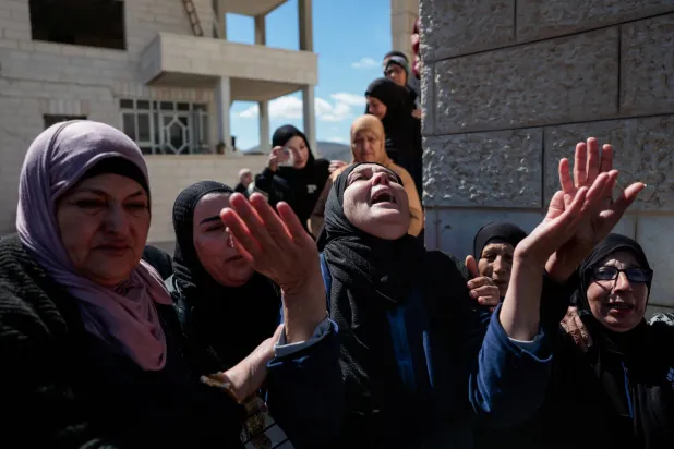 سيدة تنتحب بعد مقتل 3 فلسطينيين في رام الله جراء هجمات المستوطنين الإسرائيليين (أرشيفية - رويترز) 