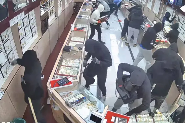 صورة من فيديو يظهر عملية سرقة متجر في شمال كاليفورنيا (وزارة العدل الأميركية)