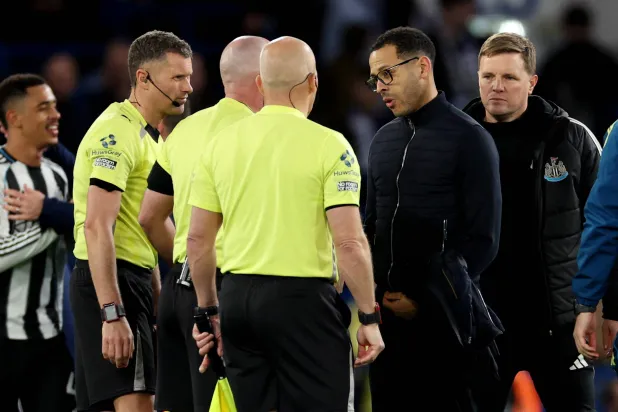 روزنير استغرب وقوف الحكم باول تيرني أمام لاعبي تشيلسي (رويترز)