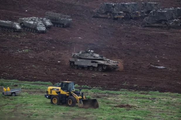 مركبات عسكرية إسرائيلية على الجانب الإسرائيلي من الحدود الإسرائيلية - اللبنانية (رويترز)