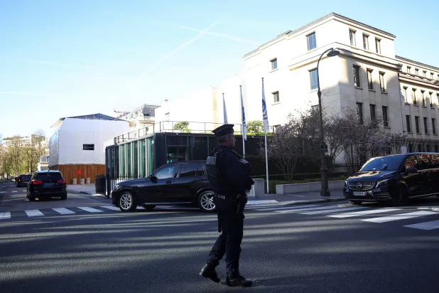 لدى وصول وفد أميركي إلى مقر «منظمة التعاون الاقتصادي والتنمية» في باريس (رويترز)