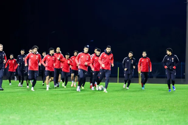 مجلس إدارة النادي خصم 30 % من رواتب لاعبي الفريق (النادي الأهلي)