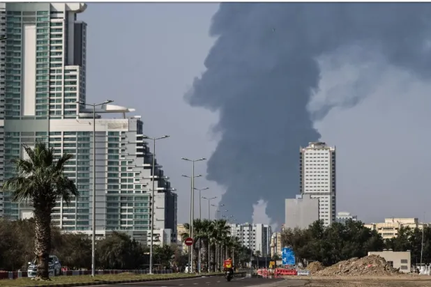 تصاعد الدخان فوق إمارة الفجيرة الإماراتية (أ.ف.ب)