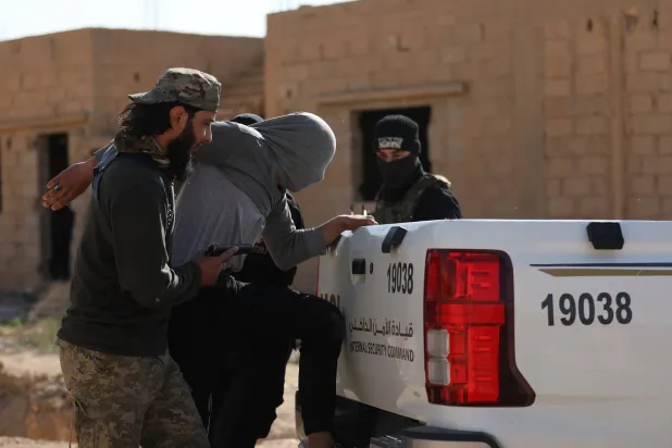 اعتقال عنصر من «داعش» من قبل قوى الأمن في شرق دير الزور (الداخلية السورية)