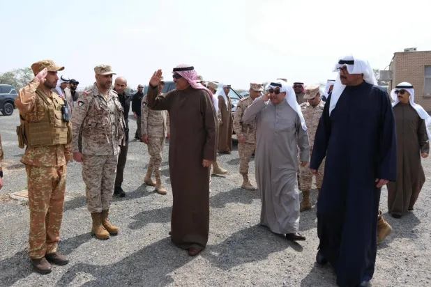 ولي العهد الكويتي الشيخ صباح خالد الحمد الصباح يتفقد عدداً من القواعد والمواقع العسكرية في البلاد (كونا)