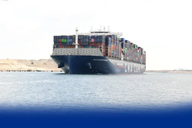 إحدى السفن خلال مرورها في قناة السويس فبراير الماضي (هيئة القناة)