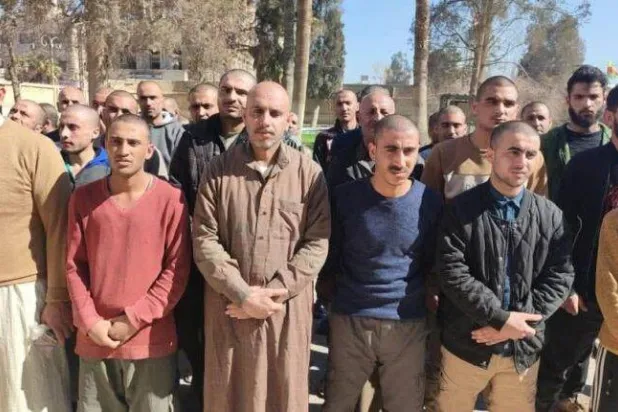 صورة للمفرج عنهم من سجن «علايا» الذي تسيطر عليه «قسد» في القامشلي خلال فبراير الماضي (الفرات)