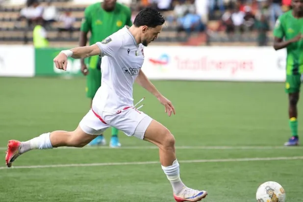 أحمد خالدي لحظة تسجيله هدف اتحاد العاصمة من ركلة جزاء (نادي اتحاد العاصمة)