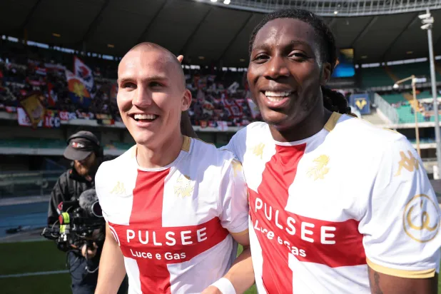 ثنائي فيرونا فيتينيا وليو أوستيغارد يحتفلان بالفوز على هيلاس فيرونا (إ.ب.أ)