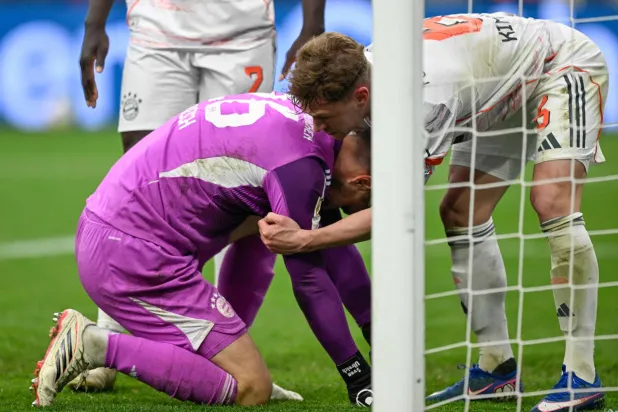 زفن أولريتش حارس بايرن أصيب في مواجهة ليفركوزن (أ.ف.ب)