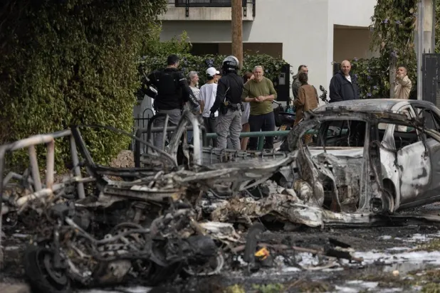15 March 2027, Israel, Tel Aviv: People watch the site of a projectile impact following an Iranian strike on Tel Aviv. (dpa)