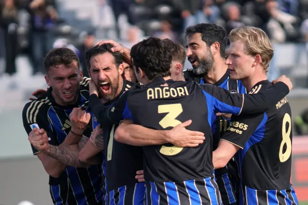 فرحة لاعبي بيزا بالفوز على كالياري (أ.ب)