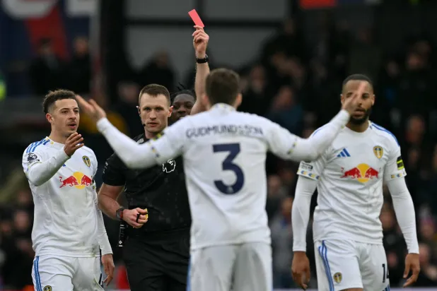 غابرييل غودموندسون لحظة تلقيه البطاقة الحمراء بمواجهة كريستال وليدز (أ.ف.ب)