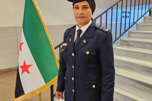 الضابطة المنشقة يسرى ذياب القطاعنة التي جرت ترقيتها إلى رتبة عقيد (الداخلية السورية)