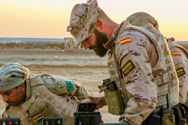 مدرب من القوات الإسبانية وجندي عراقي خلال أحد التدريبات في العراق (وزارة الدفاع الإسبانية) 