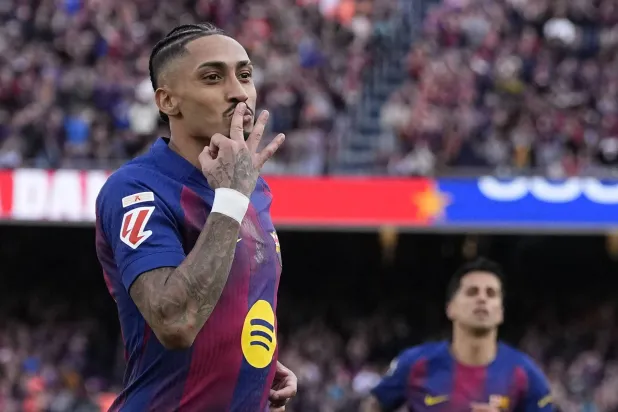 رافينيا يحتفل بثلاثيته في مرمى إشبيلية (إ.ب.أ)