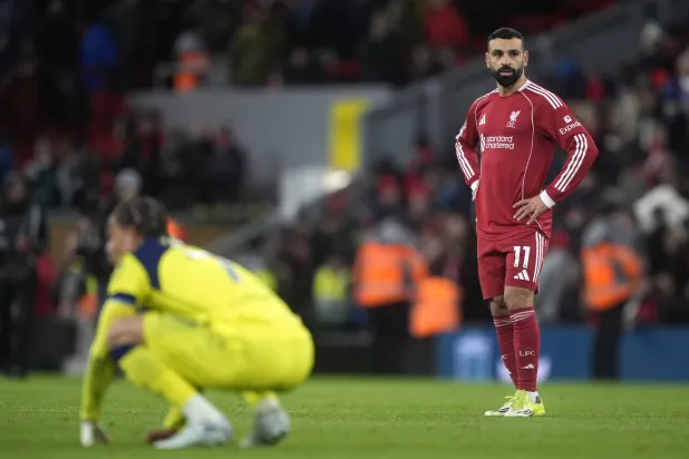 محمد صلاح ينظر بحسرة بعد نهاية مواجهة ليفربول وتوتنهام بالتعادل (د.ب.أ)