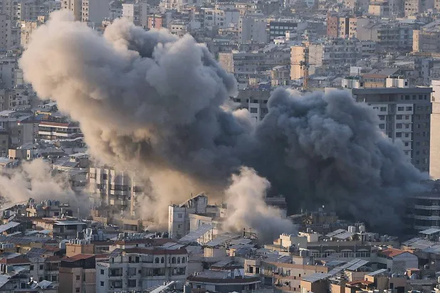 مشهد من العاصمة اللبنانية بيروت لآثار "حرب إيران" (آ ب) 