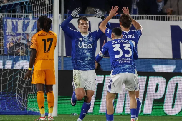 فرحة لاعبي كومو بالفوز على روما (إ.ب.أ)