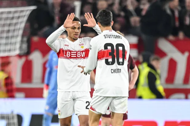 لاعبا شتوتغارت يحتفلان بالفوز على لايبزيغ (أ.ب)