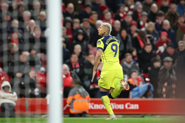 البرازيلي ريتشارليسون يحتفل بهدفه في ليفربول (إ.ب.أ)