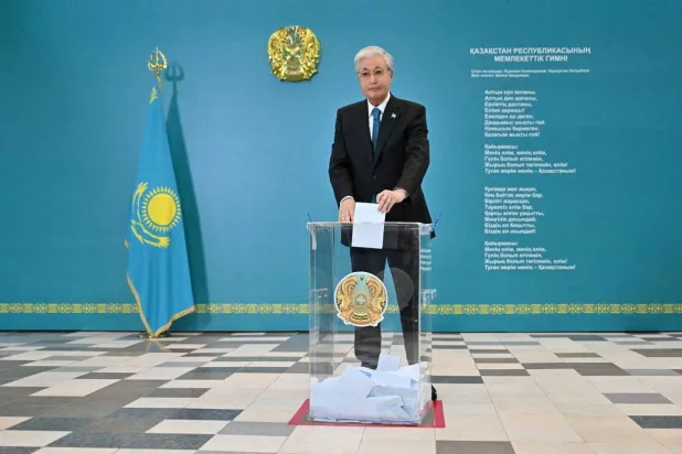 توكاييف يدلي بصوته في آستانة اليوم (رويترز)