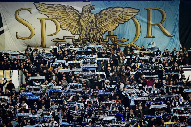 جماهير لاتسيو تحتفل بالفوز على ميلان (رويترز)