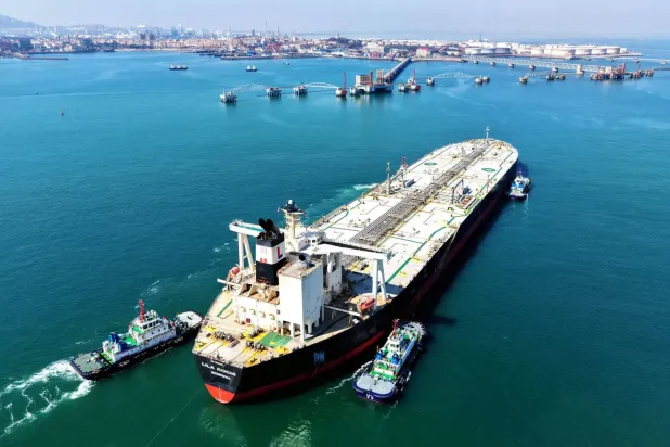 7 Mart'ta Qingdao limanına yanaşan bir petrol tankeri (AFP)