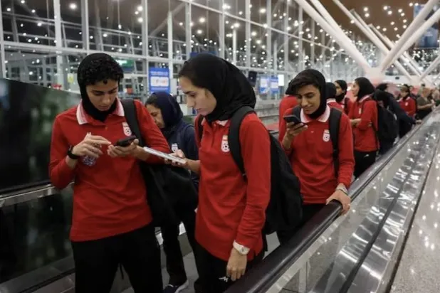 قررت ثلاث عضوات من البعثة يوم الأحد رفض  (رويترز) عرض اللجوء.