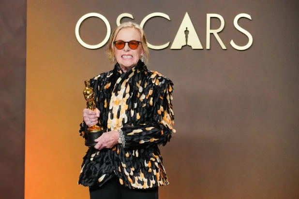 Amy Madigan ödülünü kutlarken (AP)