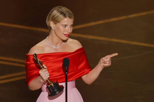 جيسي باكلي تحمل جائزتها (رويترز)