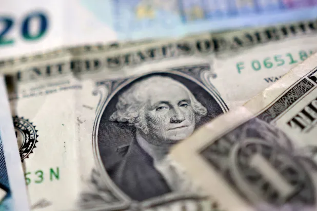 أوراق نقدية من فئة الدولار الأميركي (رويترز)