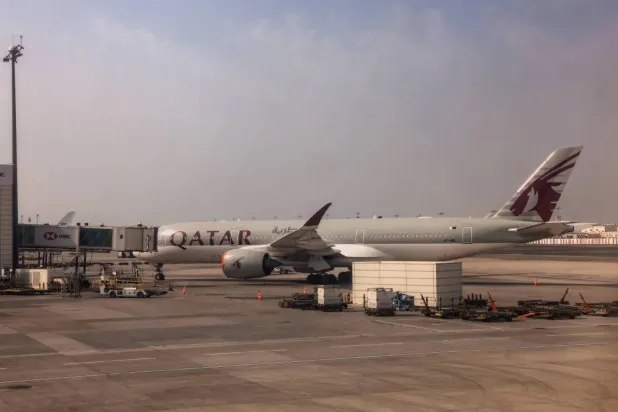 Qatar Airways announces the continued temporary suspension of its flights as airspace closures persist (dpa). 