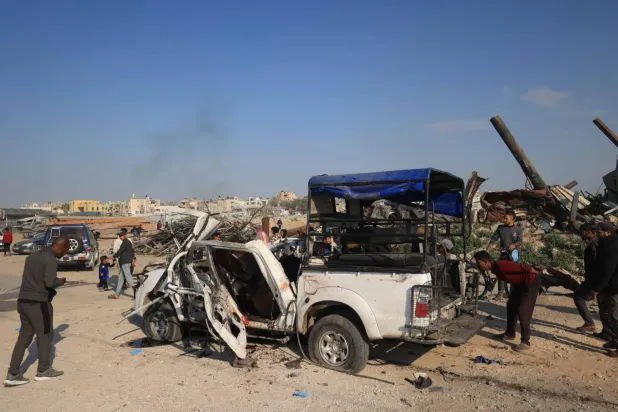 Ez-Zevayide kasabasının girişine yakın bir yerde hedef alınan polis aracı (AFP)