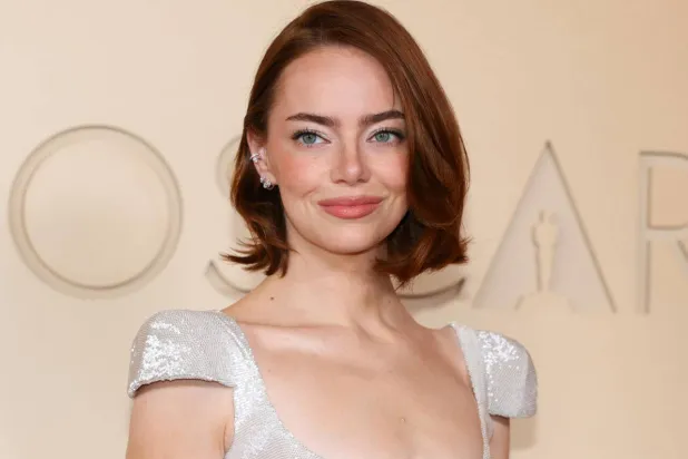 Emma Stone spent some of the Oscars in the bar on the ground floor, a well known spot to mingle with the people who matter in Hollywood. ANGELA WEISS / AFP
