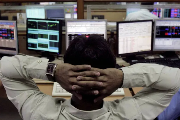 متداول يراقب أسعار الأسهم داخل شركة وساطة في مومباي (رويترز)