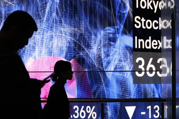 شاشة تعرض حركة الأسهم في وسط العاصمة اليابانية طوكيو (إ.ب.أ)